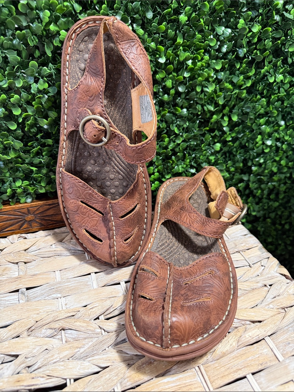 Simple Brown Leather-Textured Sandals with Buckle